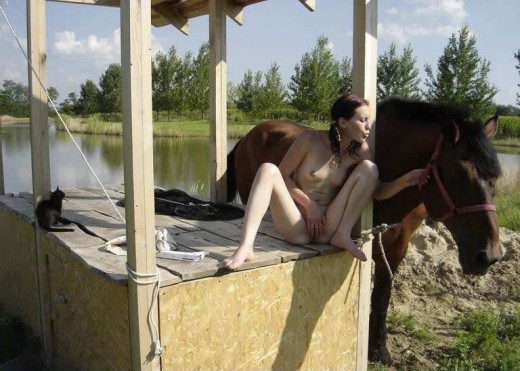Моложавая девка с косичками устроила зоопорно с конем смотреть фото онлайн