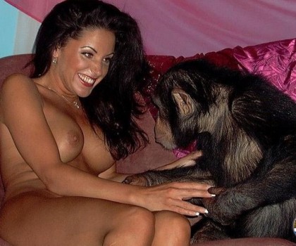 Сисястая малышка хочет сделать порно с обезьяной и дает свою писечку онлайн смотреть и скачать фото