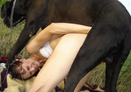 Безнравственная российская леди приняла позу догги и ебется с крупным кобелем он-лайн зоопорно фотки