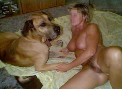 Милая дамочка в голом виде сосет хуй у собаки на кроватке порно зоо фото