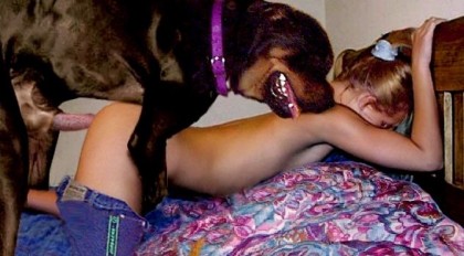 Собачий хуй в пизде у женщины- крупный план смотреть зоопорно фото онлайн