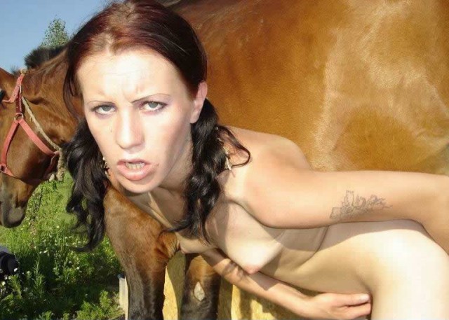 Развратница в самом соку предпочитает порнозоо оральный секс и мастурбацию с конем