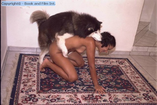 Девушки играют членом собаки и трахаются в пиздяхи на зоопорно фото