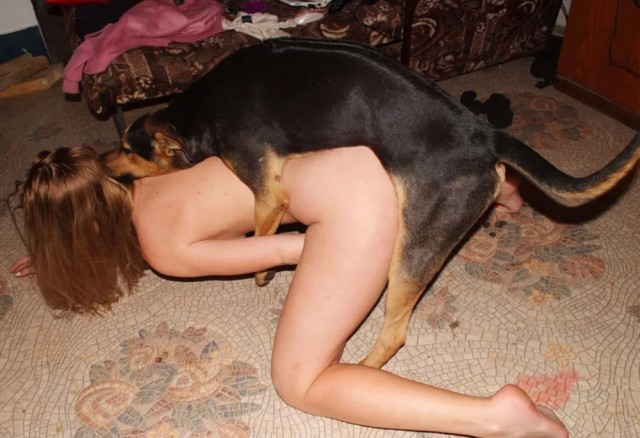 Фото зоопорно собака нещадно пялит в пизду похотливую зоофилку смотреть онлайн