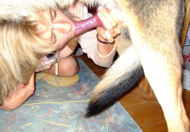 Секс с животными - баба виртуозно сосет у собаки на порно фото зоо