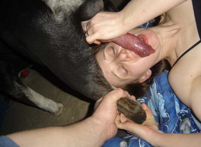 Возбужденные девки лижут и сосут хуй у собаки на зоо порно фото