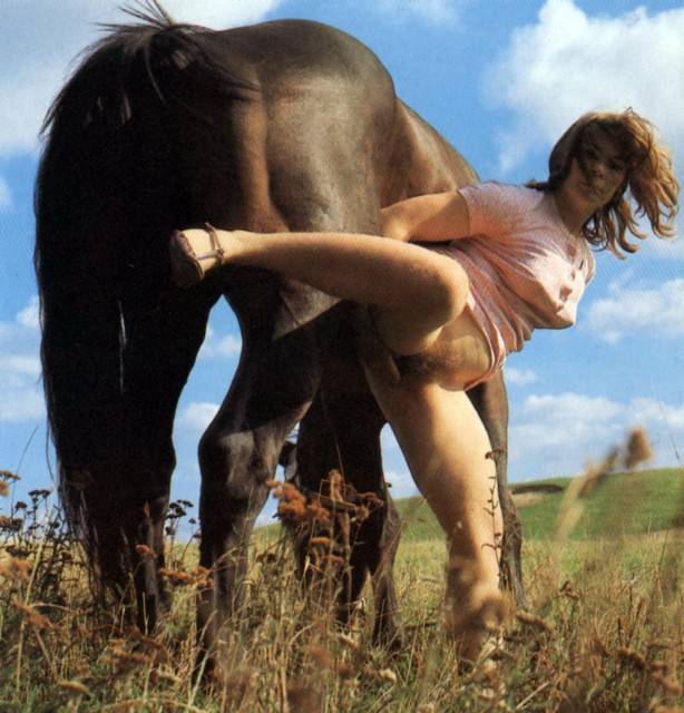 Сиськатая малышка с волосатой писечкой опробовала разный секс с конем
