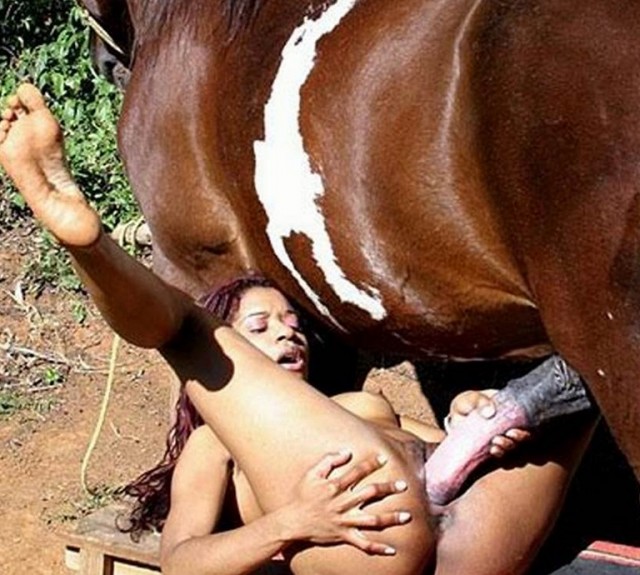 Horse sex - Конь нещадно размолачивает пизду голой бабе своим тугим елдометром