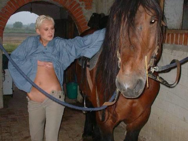 Молодая особа с шикарными сиськами предпочитает потрахаться с конем