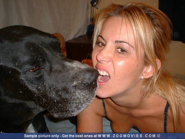 Симпатичная деваха соснула собачьего хуйца на порно зоофото