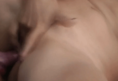 Испанская зоофилка опробовала анальный секс с собакой и подрочила киску пальчиками-гиф порнзоо