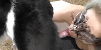 Пухложопая зоофилка отдается небольшому песику на соломе
