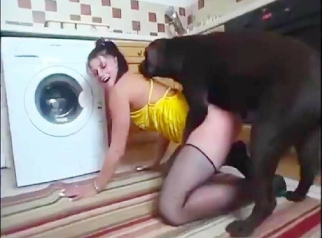 Собака ебет женщину в жопу - онлайн зоо порно картинки